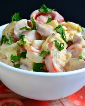 Салат из помидоров с сыром и сосисками