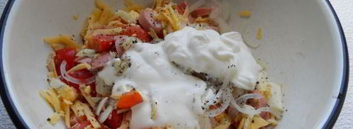 салат из помидоров с сыром и сосисками. Шаг 4