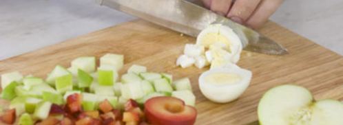 салат из рыбы с фруктами. Шаг 2