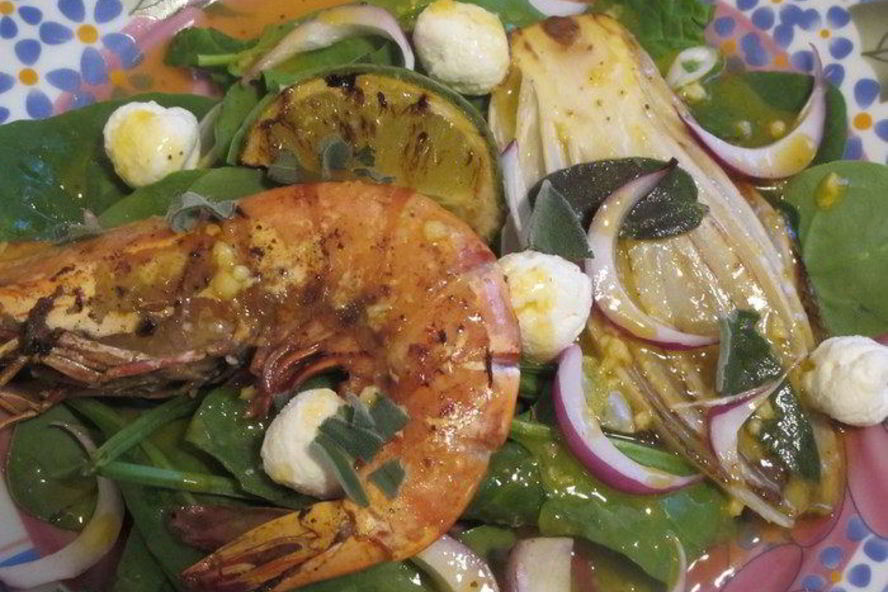 Рецепт салат из шпината, креветок, цикория с яичным соусом