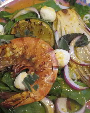 Салат из шпината, креветок, цикория с яичным соусом