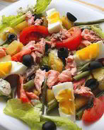 Салат Нисуаз с лососем и фасолью