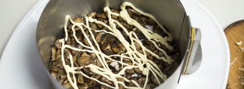 салат грибы под шубой. Шаг 8