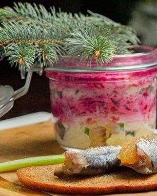 Сельдь под шубой с пряной килькой, фаршированной щучьей икрой на чесночном хлебе