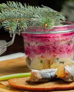 Сельдь под шубой с пряной килькой, фаршированной щучьей икрой на чесночном хлебе