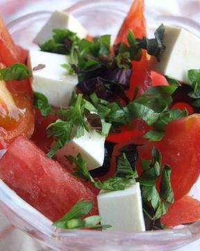 Салат с арбузом и помидорами Август