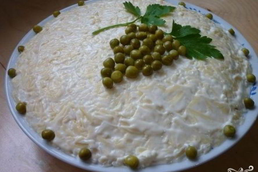 Рецепт салата с горбушея и сырома