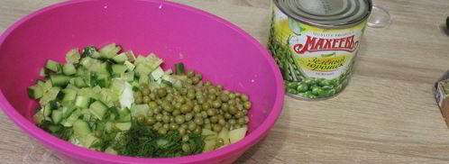 салат с кальмарами и зеленым горошком. Шаг 3