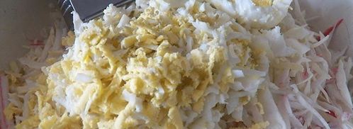 салат с капустой и крабовыми палочками. Шаг 6