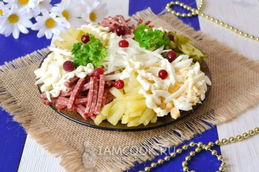 Рецепт салат с копченой колбасой и солеными огурцами