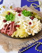 Салат с копченой колбасой и солеными огурцами