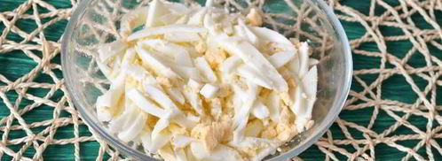 салат с копченой колбасой и солеными огурцами. Шаг 7