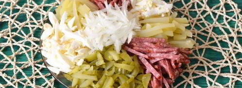 салат с копченой колбасой и солеными огурцами. Шаг 8