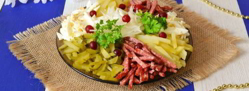 салат с копченой колбасой и солеными огурцами. Шаг 9