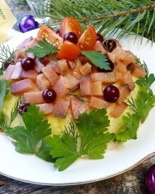 Салат с красной рыбой и рисом