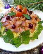 Салат с красной рыбой и рисом