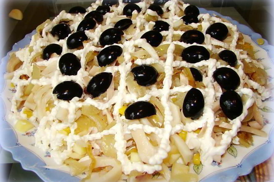 Рецепт салат с креветками и кальмарами и кукурузой