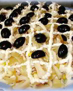 Салат с креветками и кальмарами и кукурузой