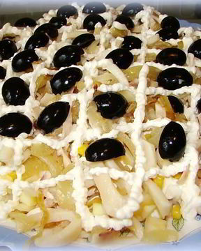 Салат с креветками и кальмарами и кукурузой