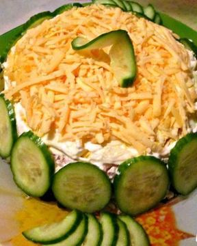 Салат с курицей, ананасом и черносливом