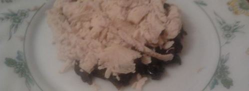 салат с курицей, ананасом и черносливом. Шаг 2