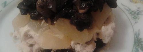 салат с курицей, ананасом и черносливом. Шаг 4