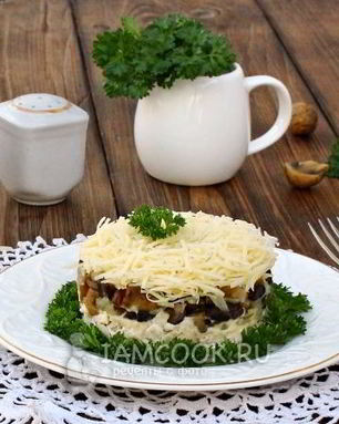 Салат с курицей, грибами и сыром