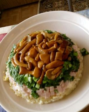 Салат с маринованными опятами