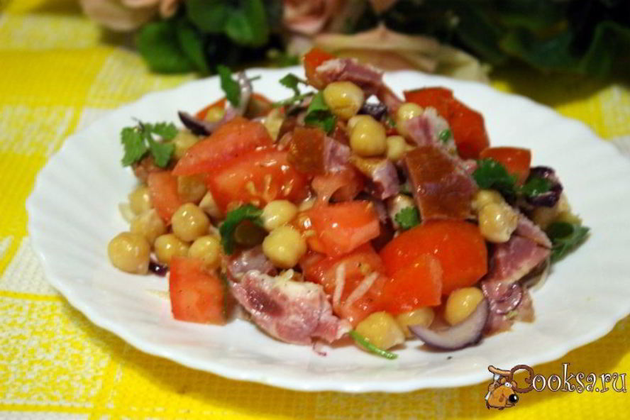 Рецепт салат с нутом, копченым мясом и помидорами