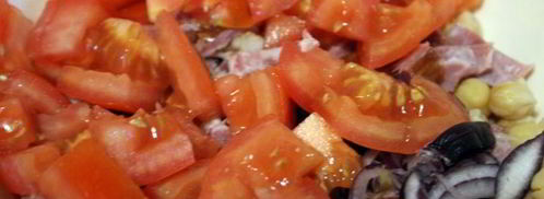 салат с нутом, копченым мясом и помидорами. Шаг 2