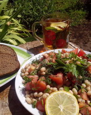 Салат с помидорами и фасолью