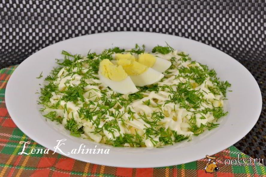 Рецепт салат с рыбными консервами и подкопченным сыром сулугуни