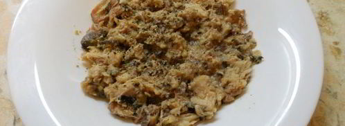 салат с рыбными консервами и подкопченным сыром сулугуни. Шаг 2