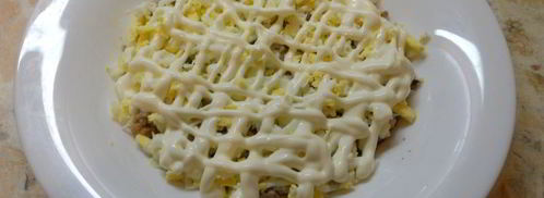 салат с рыбными консервами и подкопченным сыром сулугуни. Шаг 3