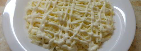 салат с рыбными консервами и подкопченным сыром сулугуни. Шаг 4