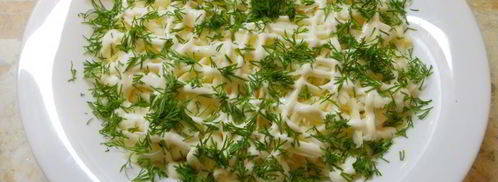 салат с рыбными консервами и подкопченным сыром сулугуни. Шаг 5