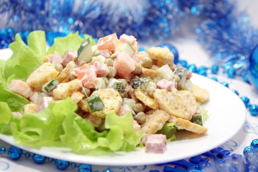 Рецепт салат с сухариками праздничный