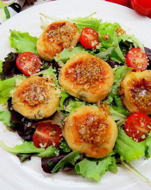 Салат с сырниками