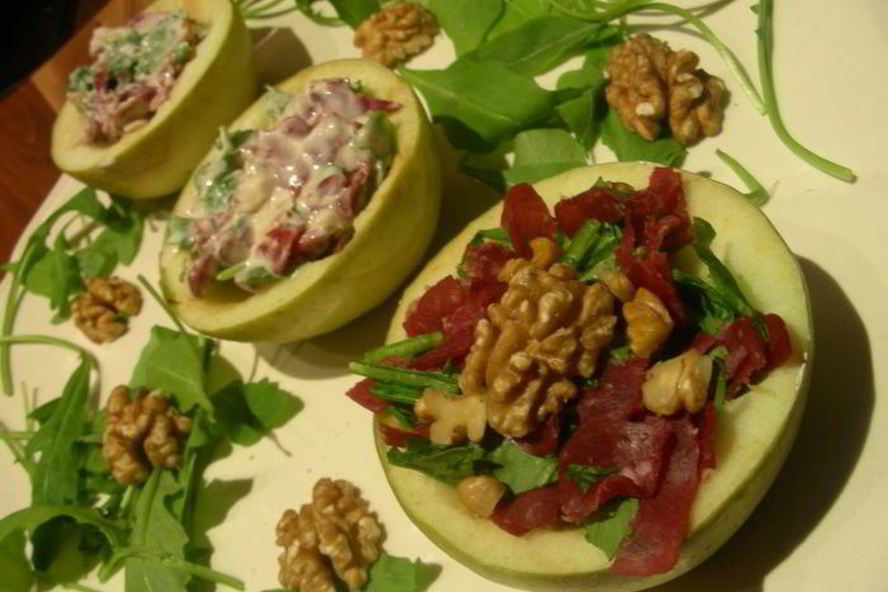 Рецепт салат в яблоках с руколой, грецкими орехами и вяленым мясом