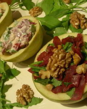 Салат в яблоках с руколой, грецкими орехами и вяленым мясом