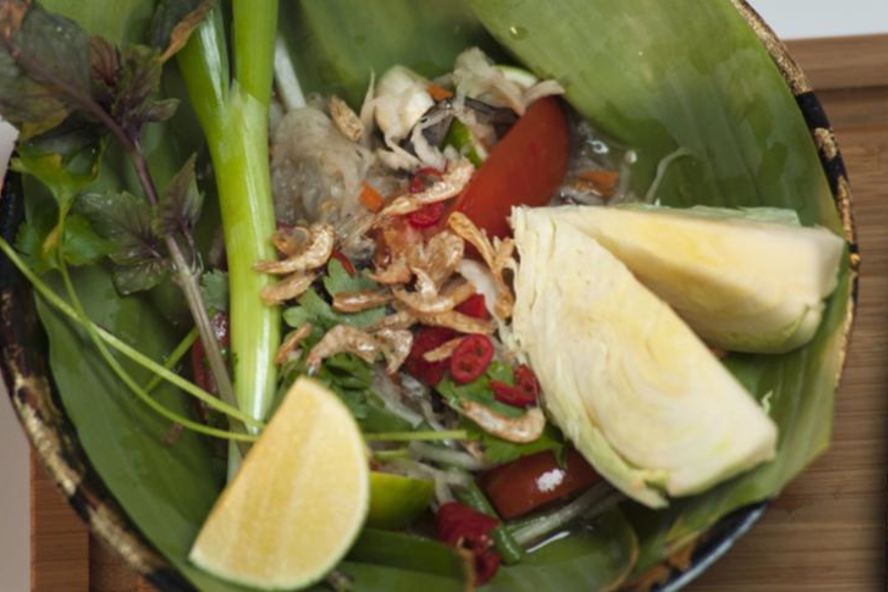 Рецепт сом там пу — овощной салат с солеными крабами