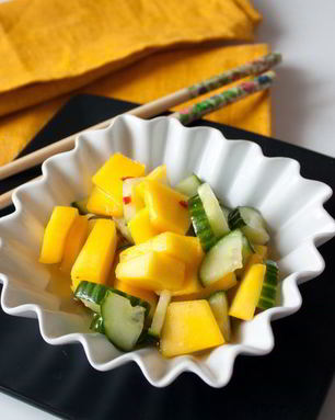 Тайский салат из манго и огурца