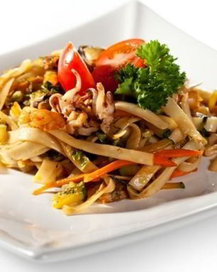 Теплый салат с кальмарами