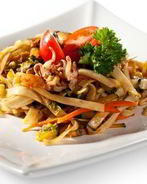 Теплый салат с кальмарами