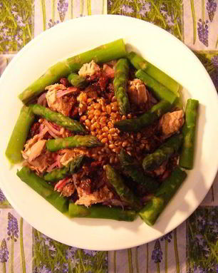 Теплый салат со спаржей и тунцом