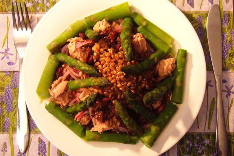 Рецепт теплый салат со спаржей и тунцом