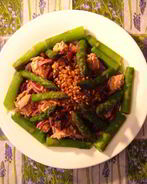 Теплый салат со спаржей и тунцом