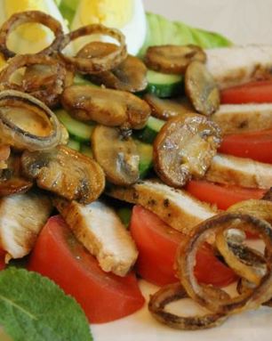 Теплый салат со свининой