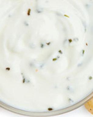 Белый соус с травами и чипсы