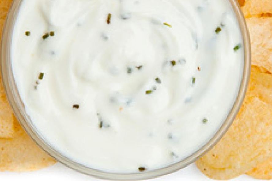 Рецепт белый соус с травами и чипсы